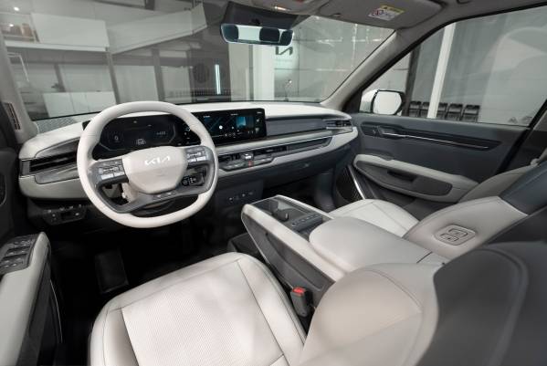 /sites/test_green-car_hu/documents/news/_extra/64/o_Kia-EV9-interior_sofor_20230315161354.jpg