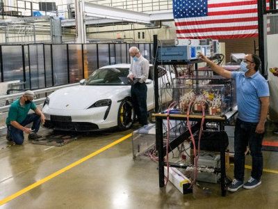 Forradalmi áttörés a vezeték nélküli autótöltésben : A Porsche Taycan 10 perc alatt töltődött fel 50 százalékra 